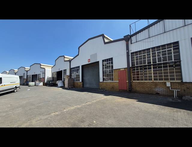 264M² WAREHOUSE TO LET IN JET PARK